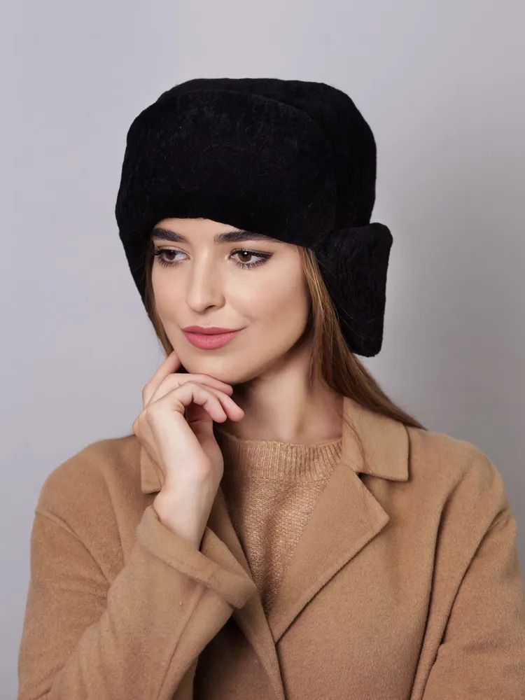 Женщина в меховой шапке из натурального меха
